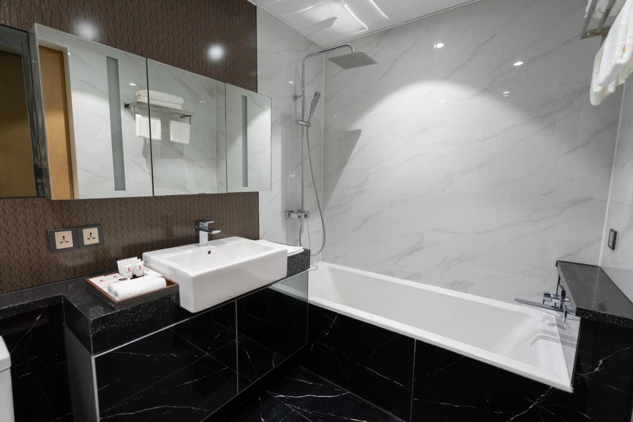 One Euphoria Luxe Hotel อังเฮเลส ภายนอก รูปภาพ