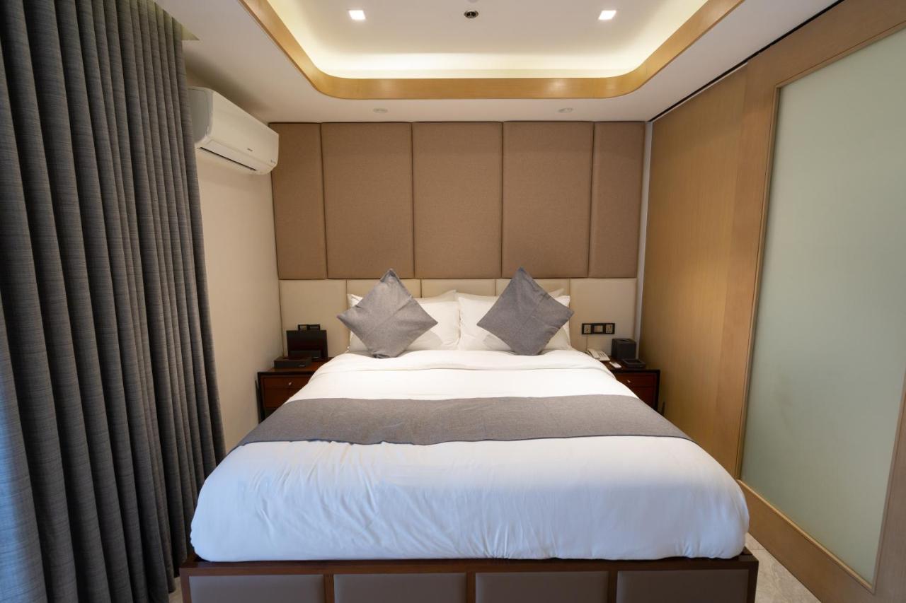 One Euphoria Luxe Hotel อังเฮเลส ภายนอก รูปภาพ